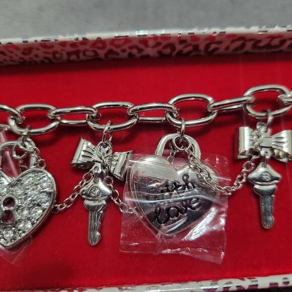 Guess Silver Tone Heart Charm Bracelet Gift Box Charm Bracelet - Picture 14 of 16